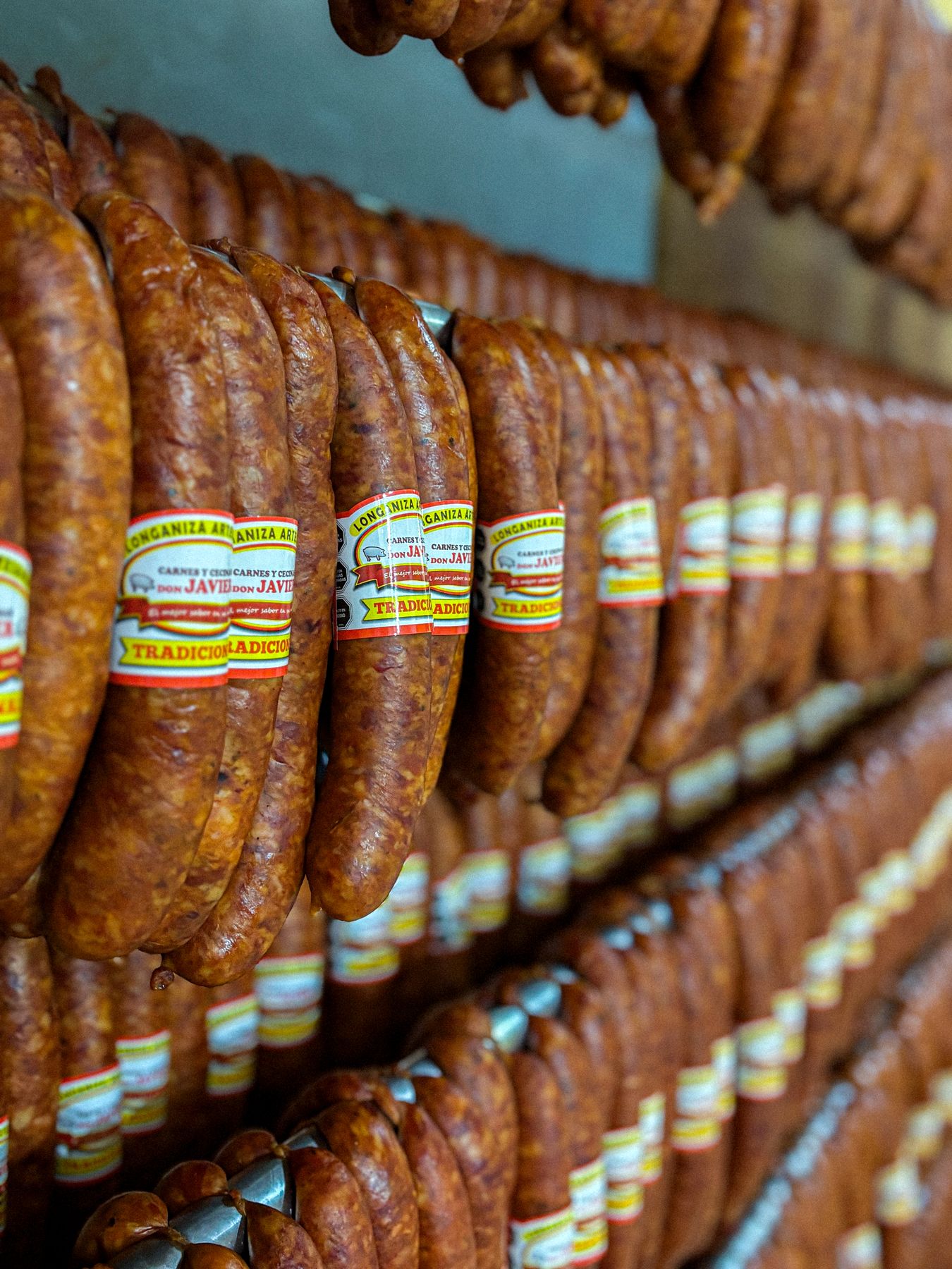 Longanizas Tradicional Don Javier colgadas en la sala de secado