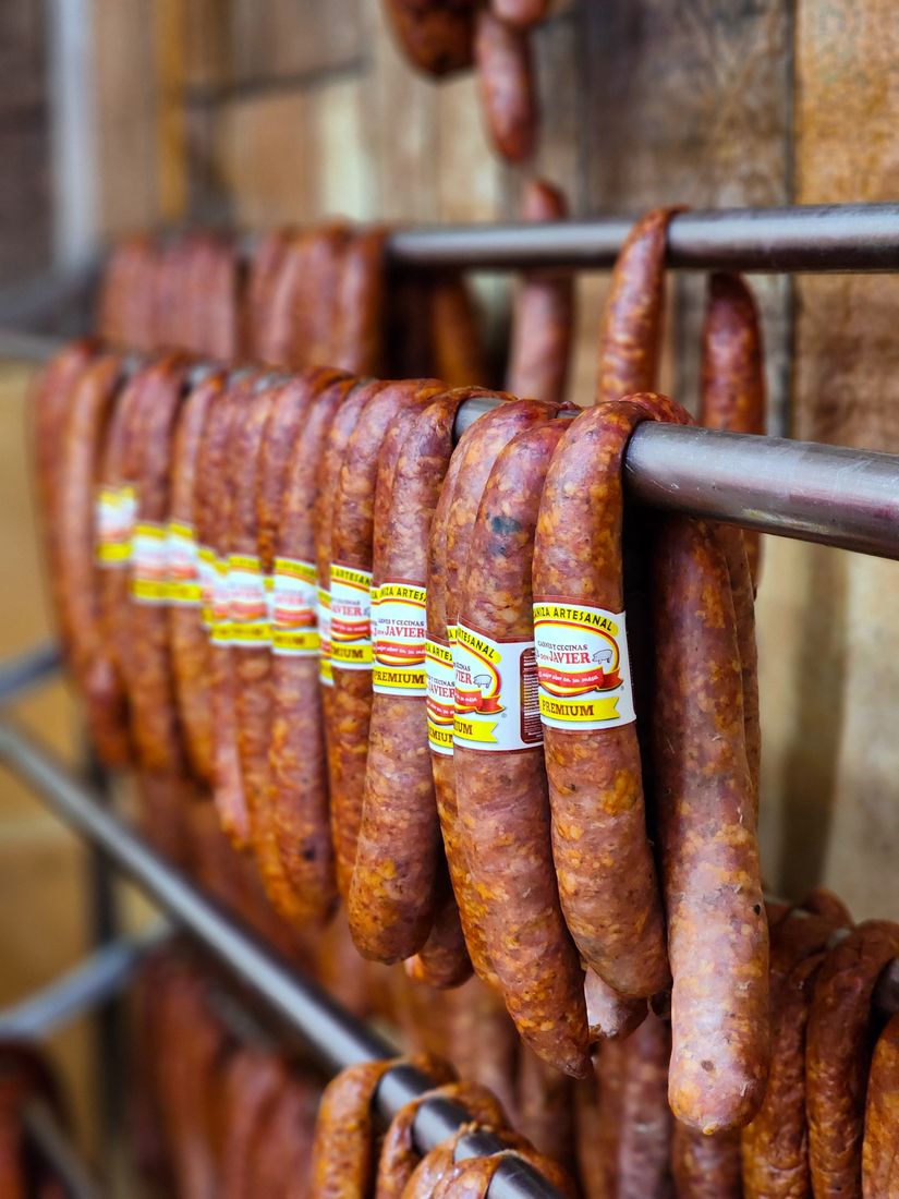 Longanizas Premium Don Javier colgadas en la sala de ahumado