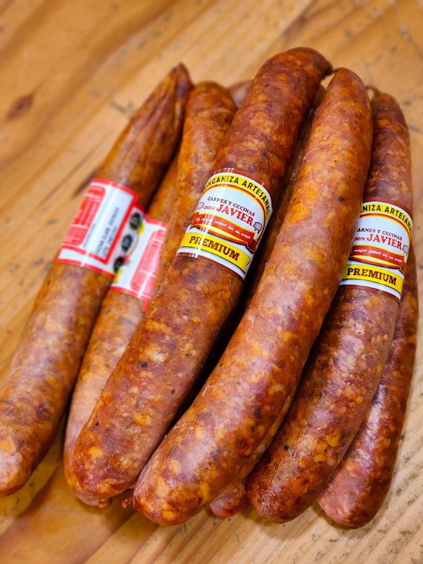 Longaniza artesanal Premium sobre tabla de madera